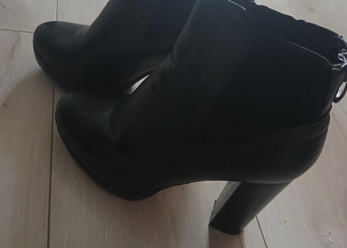 Grajewo ogłoszenia: Sprzedam tanio botki na obcasie w kolorze czarnym na stabilnym...